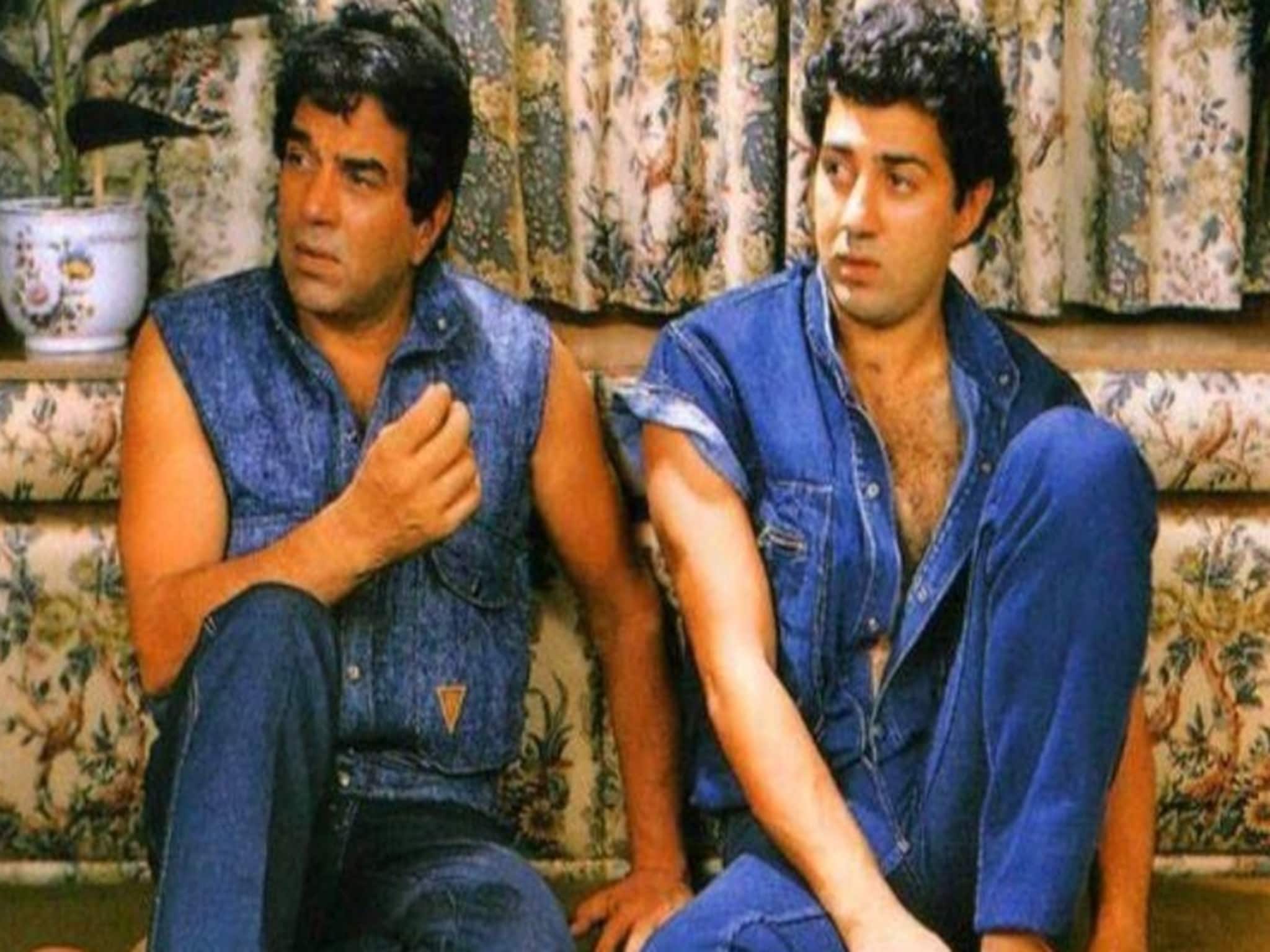 Dharmendra Bollywood Song: ছেলের সামনেই ২২ বছরের ছোট এক সুন্দরী নায়িকার সঙ্গে রোম্যান্স ধর্মেন্দ্রর, এখনও সেই গান সকলের মনে ঝড় তোলে