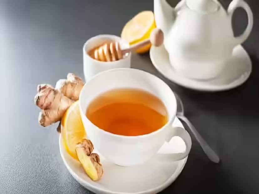 ১. লিভার ডিটক্স টিউপকরণ: জল ১ কাপ আদা ½ চা চামচ মেথি দানা ½ চা চামচ কাঁচা হলুদ ½ চা চামচ লেবুর রস ১ চা চামচ পুদিনা পাতা ২–৩টি প্রণালী: একটি সসপ্যানে জল ফুটিয়ে আদা, মেথি ও কাঁচা হলুদ দিন। এরপর লেবুর রস ও পুদিনা পাতা যোগ করুন এবং কিছুক্ষণ ফুটতে দিন। ছেঁকে নিন। সকালে খালি পেটে বা সন্ধ্যায় পান করুন। কীভাবে কাজ করে? আদা–তে থাকা জিঞ্জারল প্রদাহ কমায় ও সেলুলার ড্যামেজ থেকে যকৃতকে রক্ষা করে। মেথি দানা–তে আছে পলিফেনল, যা যকৃত সুরক্ষা দেয়। হলুদ শরীরের টক্সিন বের করতে সাহায্য করে। লেবু ও পুদিনা হজম ও ডিটক্সে সহায়ক। আদা রক্তে শর্করা নিয়ন্ত্রণ, রক্ত সঞ্চালন বাড়ানো, হার্ট ও যকৃতকে সাপোর্ট করার মতো অতিরিক্ত সুবিধাও দেয়।