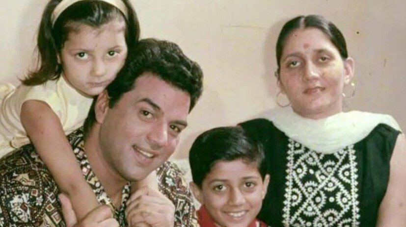 ১৯৫৪ সালে যখন ধর্মেন্দ্র সিং দেওল, এক পঞ্জাবি ছেলে, প্রকাশ কৌরকে বিয়ে করেন, তখন ধরমজি বলিউডে পা রাখেননি৷ ফলে তাঁর কোনও তারকাখ্যাতিও ছিল না। ধর্মেন্দ্র পর্দার গ্ল্যামার বেছে নিয়েছিলেন, কিন্তু প্রকাশ কৌর সবসময় দূরে থাকতেন। 