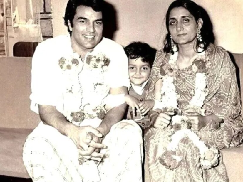 বলিউডের হি-ম্যান ধর্মেন্দ্র এখনও তাঁর অভিনয় এবং ব্যক্তিত্বের জন্য লক্ষ লক্ষ মানুষের হৃদয়ে বেঁচে আছেন। কিন্তু তার জীবনের এমন একটি অধ্যায় রয়েছে যা গ্ল্যামার থেকে অনেক দূরে ছিল। সেটি ছিল তার প্রথম স্ত্রী প্রকাশ কৌর। প্রকাশ কৌর সর্বদা আলোচনার বাইরে ছিলেন, কিন্তু তিনি ধর্মেন্দ্রের জীবনের ভিত্তি, যে ভিত্তির উপর দেওল পরিবার দাঁড়িয়ে আছে।