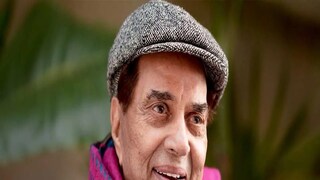 ধর্মেন্দ্রর প্রয়াণে বলিউডে শোকের ছায়া, অমিতাভ বচ্চন, আমির খানসহ তারকারা পবন হংস শ্মশানে উপস্থিত। আবেগঘন করন জোহর, করিনা, অনন্যাও শেষ শ্রদ্ধা জানান। 