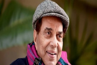 মাসে ১২৫ টাকা মাইনের চাকরি ছেড়ে তারকাখ্যাতি অর্জন করেছিলেন ধর্মেন্দ্র! বেশিরভাগই জানেন না