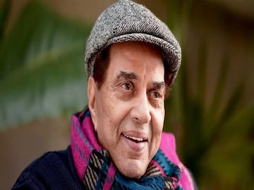 ধর্মেন্দ্রর প্রয়াণে বলিউডে শোকের ছায়া, অমিতাভ বচ্চন, আমির খানসহ তারকারা পবন হংস শ্মশানে উপস্থিত। আবেগঘন করন জোহর, করিনা, অনন্যাও শেষ শ্রদ্ধা জানান। ধর্মেন্দ্রর প্রয়াণে বলিউডে শোকের ছায়া, অমিতাভ বচ্চন, আমির খানসহ তারকারা পবন হংস শ্মশানে উপস্থিত। আবেগঘন করন জোহর, করিনা, অনন্যাও শেষ শ্রদ্ধা জানান।