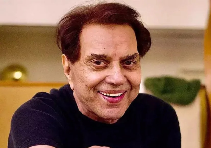 বলিউডের চিরসবুজ নায়ক ধর্মেন্দ্র — যাঁর পরিশ্রম, সংগ্রাম আর জীবনযুদ্ধ আজও লক্ষ তরুণকে অনুপ্রাণিত করে। ১৯৬০ সালে অভিনয়জীবন শুরু হলেও, তার আগে ধর্মেন্দ্রর পথ মোটেই সহজ ছিল না। এক সাধারণ গ্রামবাংলার ছেলেকে যে লড়াই করে তারকা হতে হয়েছিল, সেই কাহিনি আজও সিনেমার চেয়েও নাটকীয়।