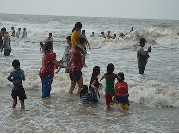 দিঘার সমুদ্রে এক ভিন্ন দৃশ্য!শতাধিক বৃদ্ধ-বৃদ্ধা সমুদ্রস্নানে খুঁজে পেলেন তাদের হারান যৌবন দিঘার সমুদ্রে এক ভিন্ন দৃশ্য!শতাধিক বৃদ্ধ-বৃদ্ধা সমুদ্রস্নানে খুঁজে পেলেন তাদের হারান যৌবন