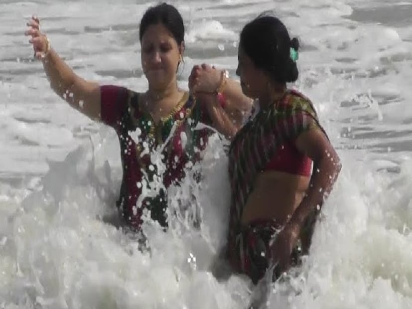 বয়স্ক মহিলারা একে অপরের হাত ধরে ঢেউয়ের সঙ্গে মিশে গেলেন, কেউ চিৎকার করে হাসলেন, কেউ চোখের কোণে মুছে ফেললেন নোনা জল। তাঁদের চোখে-মুখে ফুটে উঠেছিল অকৃত্রিম আনন্দ। এক বৃদ্ধা মুক্তি মুখার্জি আবেগভরে বলেন, “আমরা ভাবিনি জীবনে আর কোনও দিন সমুদ্র দেখতে পাব। আজ যেন মনে হচ্ছে আমরা আবার তরুণী হয়ে গেছি। এই আনন্দ ভাষায় বোঝান যায় না।”