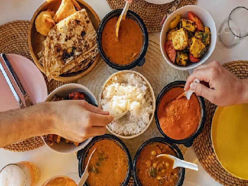 বিশেষজ্ঞদের পরামর্শ, শীতকালে সন্ধ্যা ৫.৩০ থেকে রাত ৭টার মধ্যে রাতের খাবার খাওয়া উচিত। অন্তত ঘুমানোর দুই থেকে তিন ঘণ্টা আগে খাওয়া শেষ করা ভালো। কারণ দিনের আলো থাকা অবস্থায় শরীরের মেটাবলিজ়ম বেশি সক্রিয় থাকে। তাই সকালের নাশতা ও দুপুরের খাবার হওয়া উচিত তুলনামূলক বেশি পুষ্টিকর।