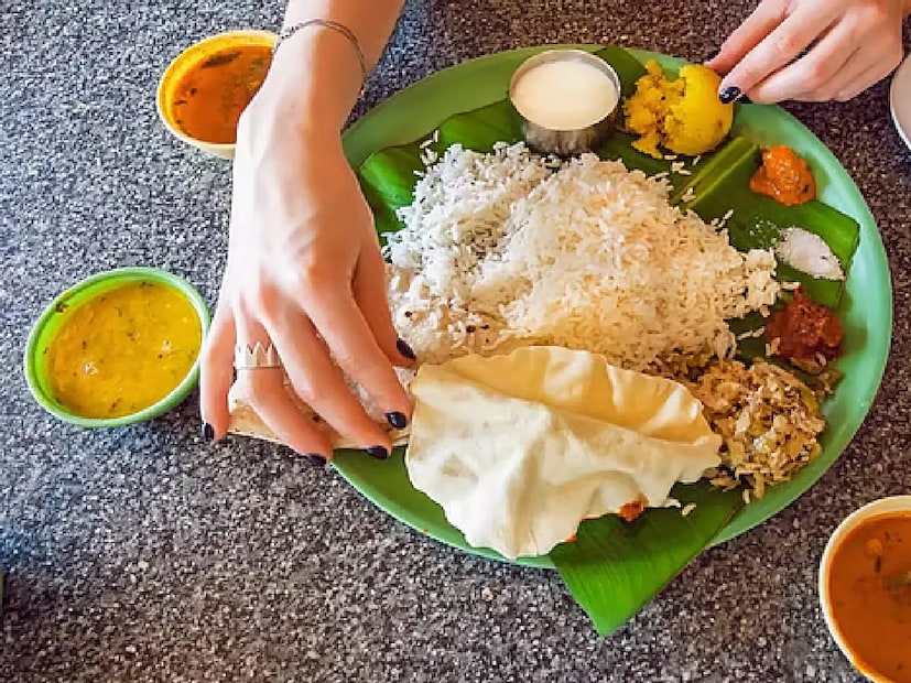 আগে খাবার খেলে যেসব উপকার হয়--- দিনের প্রথমার্ধে ক্যালোরি বেশি গ্রহণ করা এবং রাতের খাবার হালকা ও আগে রাখা সামগ্রিক স্বাস্থ্যের জন্য উপকারী। এতে ওজন নিয়ন্ত্রণ, রক্তচাপ, রক্তে সুগার এবং কোলেস্টেরল নিয়ন্ত্রণে সাহায্য করে। আগে খাবার খেলে মেটাবলিজ়ম ভালোভাবে কাজ করে, হরমোন ভারসাম্য থাকে, হজম উন্নত হয় এবং ঘুমের গুণগত মান বাড়ে। এর ফলে টাইপ-২ ডায়াবেটিসের ঝুঁকিও কমে।