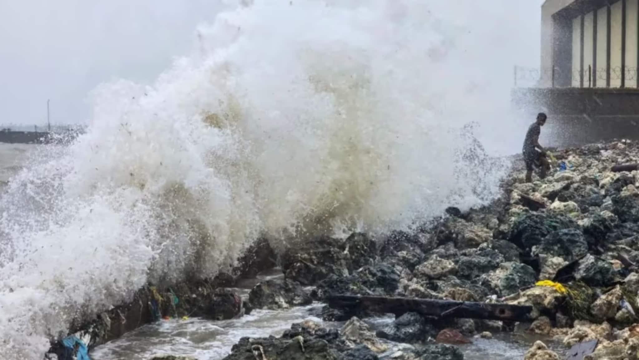 Cyclone Ditwah: সাইক্লোন ‘দিতওয়া’র ভয়ে কাঁপছে তামিলনাড়ু, রেড অ্যালার্ট