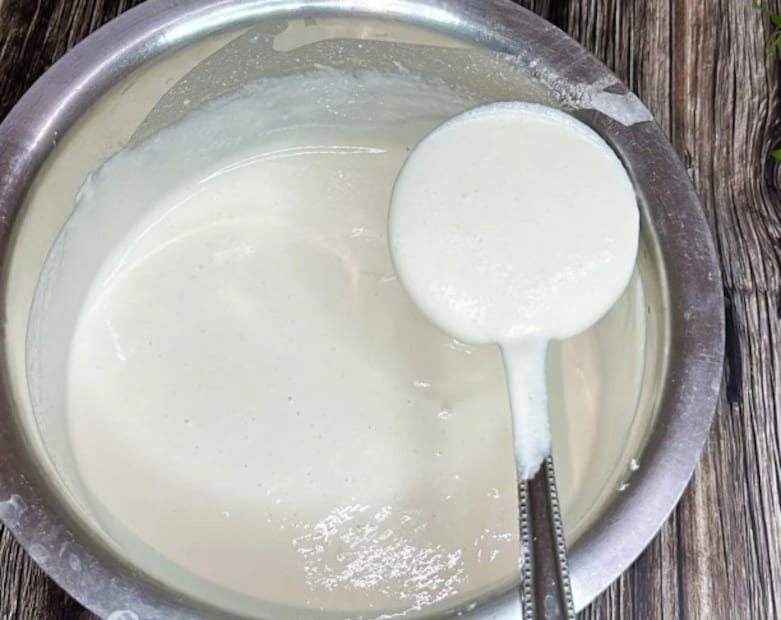 হোটেলের মতো লাল এবং মুচমুচে ডোসা ঘরে তৈরি করা অনেকের কাছেই একটা চ্যালেঞ্জ। ডোসা তৈরিতে ছোট্ট একটা ভুলের কারণেই এমনটা হয়। ডোসার স্বাদ নির্ভর করে এর রঙ এবং মুচমুচে ভাবের উপর। অসাধারণ সুস্বাদু ডোসা তৈরির জন্য ডোতে অবশ্যই একটি উপাদান যোগ করতে হবে।