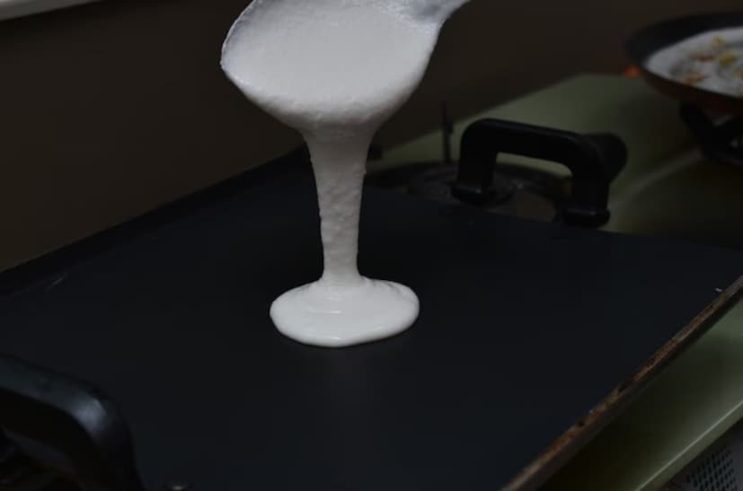 ডোসার ব্যাটার তৈরিতে মেথি অপরিহার্য। এটি কেবল স্বাদের জন্য নয়, এটি একটি অত্যন্ত গুরুত্বপূর্ণ ভূমিকা পালন করে। চাল এবং বেসন ভিজানোর সময় সামান্য মেথি যোগ করুন। এটি ব্যাটারে ফার্মেন্টেশন প্রক্রিয়াকে দ্রুততর করে। ব্যাটারের ভাল ফার্মেন্টেশনের কারণে ডোটি একটি সুন্দর মুচমুচে এবং আকর্ষণীয় সোনালী লাল রঙ ধারণ করে।