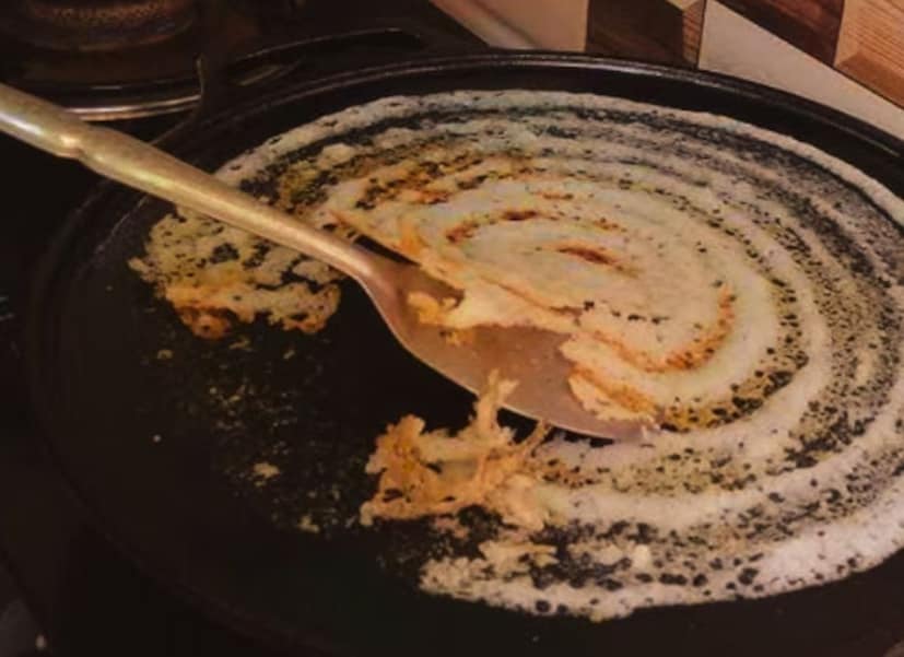 ১/৪ কাপ আতুকুলু (চিড়ে জাতীয়) ভিজিয়ে চাল ও ডালের সঙ্গে পিষে নিলে ডোসা অতিরিক্ত মুচমুচে হয়ে যায়।