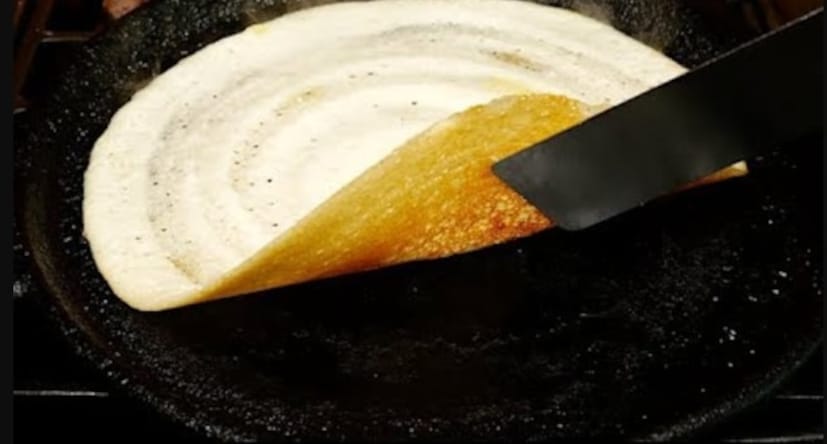 প্যান গরম করুন: ডোসা তৈরির সময় প্যানটি খুব গরম হওয়া উচিত। প্যানটি গরম হয়ে গেলে, এতে একটু জল ছিটিয়ে দিন, এটি মুছুন এবং তারপর ময়দা যোগ করুন।