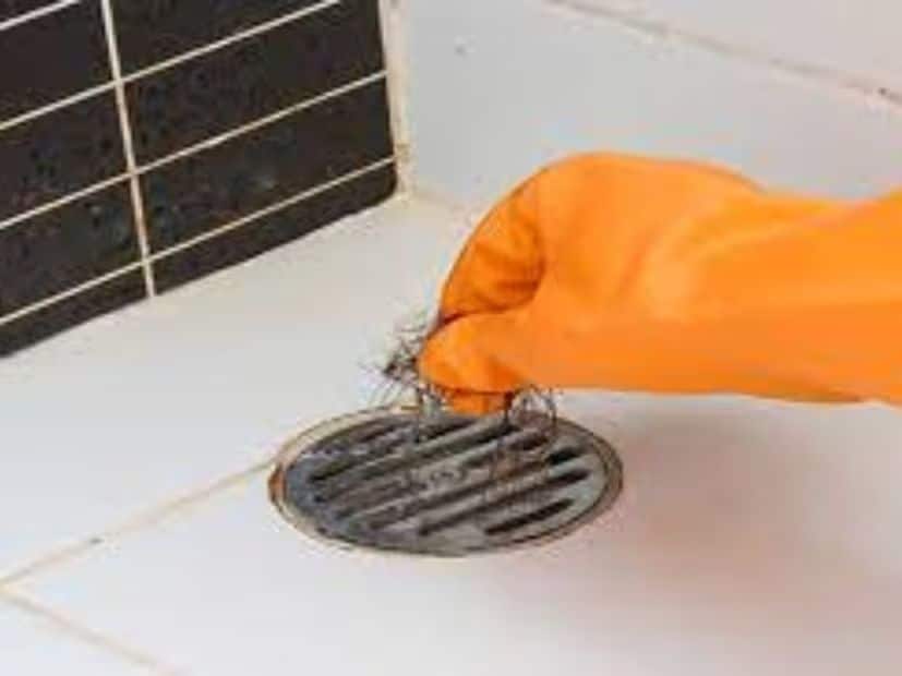 টয়লেটের ড্রেনের ময়লা পরিষ্কার করার জন্য লবণ এবং বেকিং সোডার মিশ্রণও ব্যবহার করা যেতে পারে। আধকাপ লবণ এবং আধ-কাপ বেকিং সোডা মিশিয়ে একটি মিশ্রণ তৈরি করুন। তারপর এটি বাথরুমের পাইপে ঢেলে দিন। সারারাত রেখে দিন, এবং সকালে পাইপে জল ঢেলে দিন। তাহলে ময়লা বেরিয়ে আসবে নিমেষে।