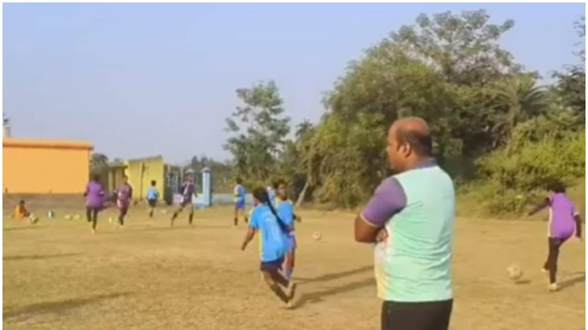 West Bardhaman News: ৫০ জন কিশোরী ও যুবতীকে নিয়ে ফুটবল টিম গড়ে নজির দুর্গাপুরের ফুটবলার কোচের