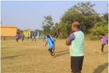 West Bardhaman News: ৫০ জন কিশোরী ও যুবতীকে নিয়ে ফুটবল টিম গড়ে নজির দুর্গাপুরের ফুটবলার কোচের