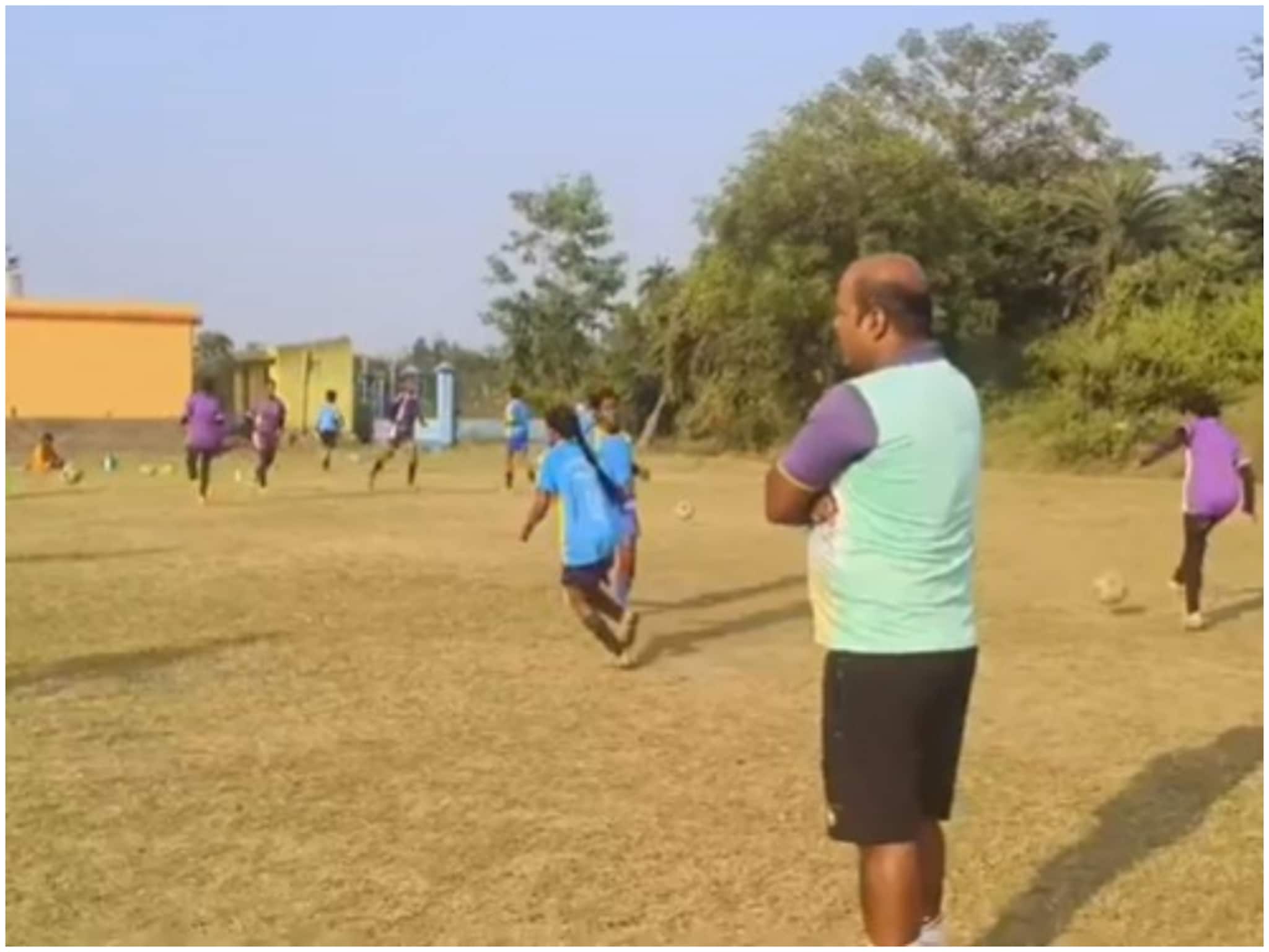 ৫০ জন কিশোরী ও যুবতীকে নিয়ে ফুটবল টিম গড়ে নজির দুর্গাপুরের ফুটবলার কোচের