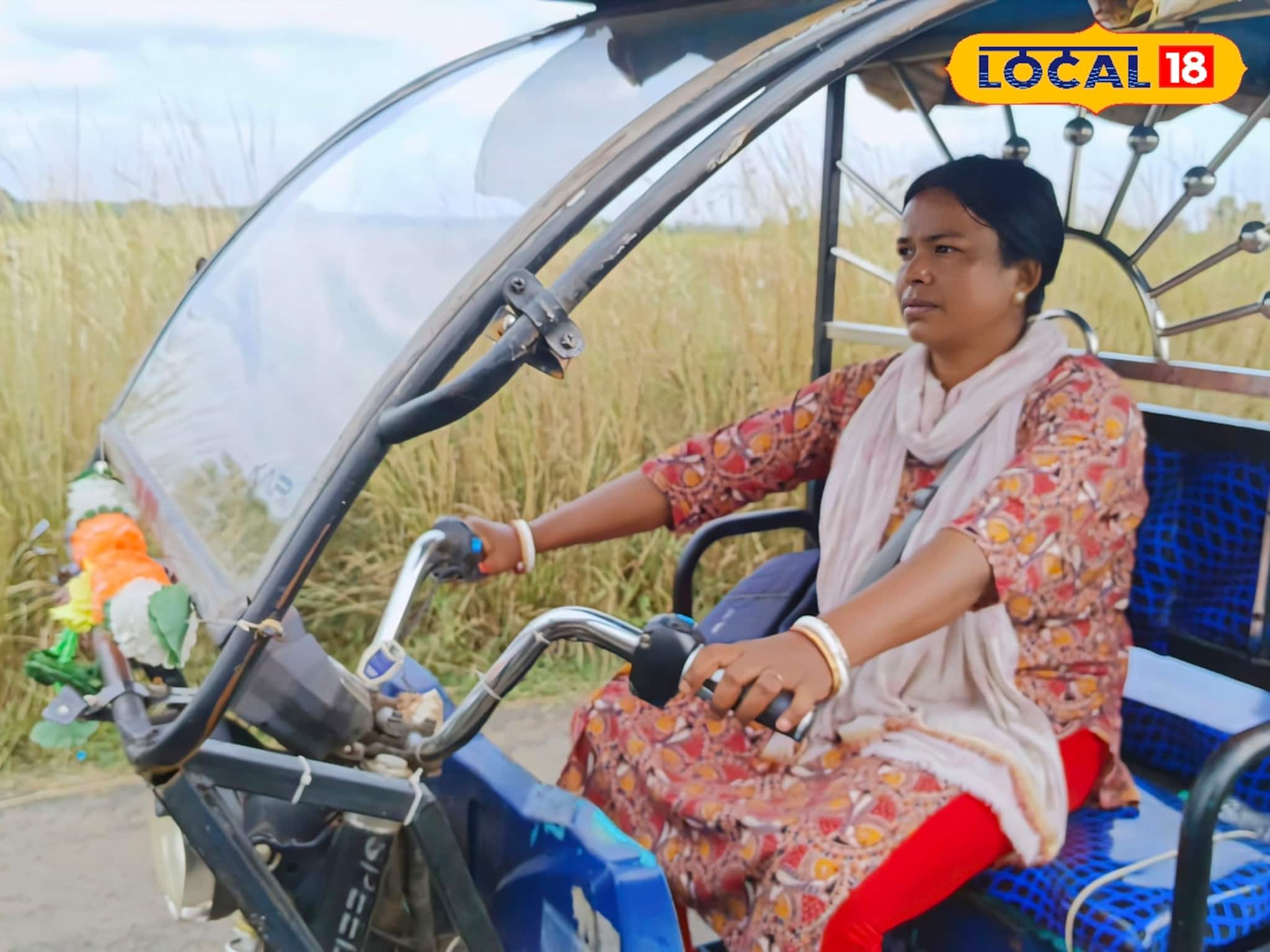 নানাজনের কটূক্তি, যাত্রী তুলতে বাধা! সংসার চালাতে গ্রামে টোটো নিয়ে দাপাচ্ছেন গৃহিণী