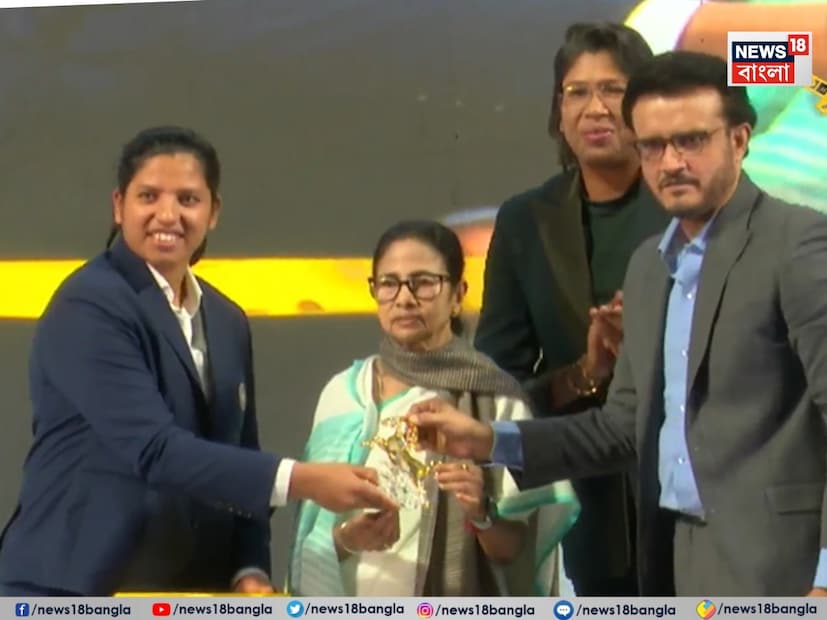 এদিন রিচা-ঝুলনদের প্রশংসার পাশাপাশি রিচাকে ৩৪ লক্ষ টাকার চেক তুলে দেন৷ পাশাপাশি তুলে দেওয়া হয় সোনা-রুপোর ব্যাট ও বল৷