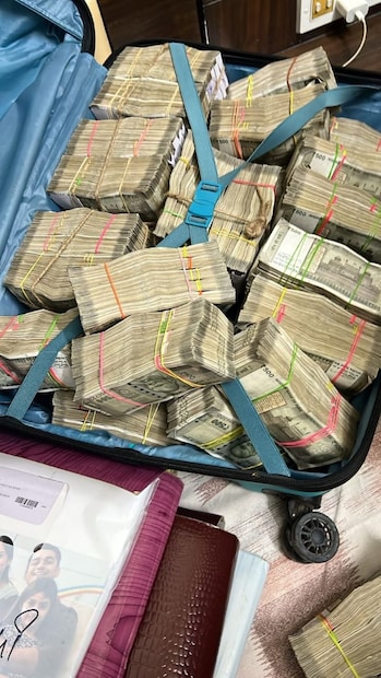 অন্যদিকে ঝাড়খণ্ড থেকে বিভিন্ন কয়লা ব্যবসায়ীদের বাড়ি ও অফিসে তল্লাশি চালিয়ে মোট নগদ ২.২ কোটি টাকা উদ্ধার করেছে ইডি। তল্লাশিতে উদ্ধার হয়েছে প্রচুর ডিজিটাল এভিডেন্স। সেগুলি সব খতিয়ে দেখছে ইডি।