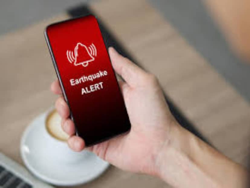 বাড়ির বাইরে থাকলে কী করবেন?যদি আপনি ভূমিকম্পের সময় বাড়ির বাইরে থাকেন, তাহলে যেখানে আছেন সেখানেই থাকুন এবং বড় বাড়ি, গাছ, বিদ্যুতের লাইন এবং তার থেকে দূরে সরে যান। যদি আপনি খোলা জায়গায় থাকেন, তাহলে কম্পন বন্ধ না হওয়া পর্যন্ত সেখানেই থাকুন।