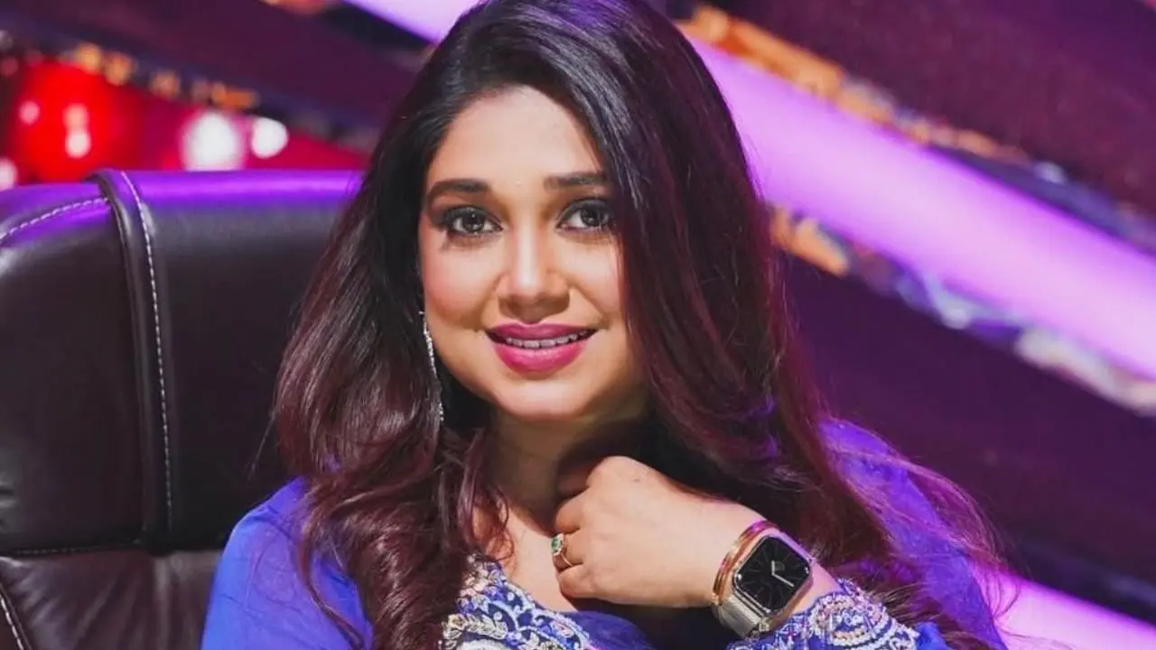 জানা গিয়েছে বাইপাস সংলগ্ন এক বিলাসবহুল হোটেলে বসেছে বিয়ের আসর। শুধুমাত্র পরিবার ও ঘনিষ্ঠ বন্ধুরা এই বিয়েতে উপস্থিত থাকবেন এই অনুষ্ঠানে৷ কারণ তিনি চান না, তাঁর বিয়ে নিয়ে বেশি আলোচনা হোক৷ তাই এতটা গোপনীয়তা বজায় রাখছেন অন্তরা৷ 