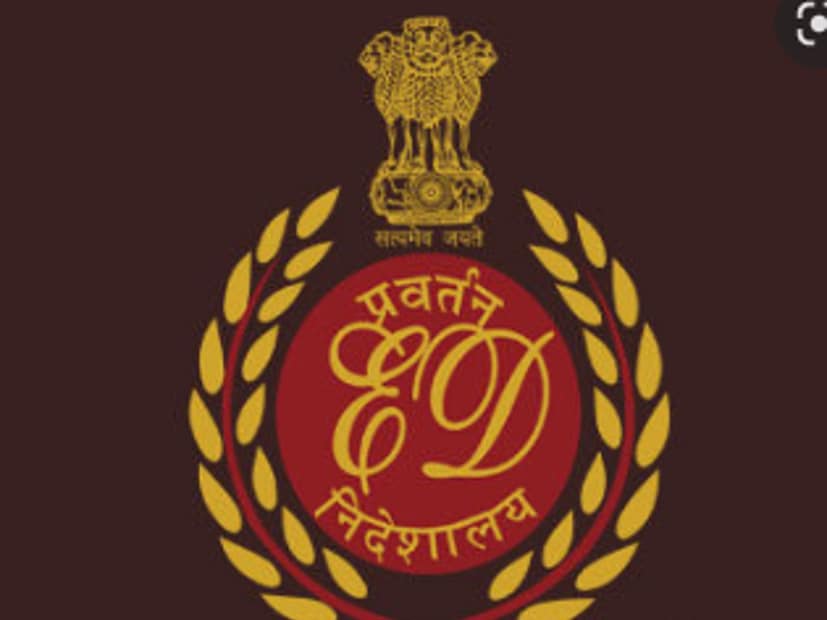 সূত্রের খবর, আগামী সপ্তাহেই তলব করা হয়েছে তাঁদের। পুজো মিটতেই গত মাসে পুরনিয়োগ দুর্নীতি মামলায় কোমর বেঁধে ময়দানে নামে ইডি। একসঙ্গে ১০ জায়গায় তল্লাশি চলে। ছিল রাজ্যের দমকলমন্ত্রী সুজিত বসুর অফিসও।