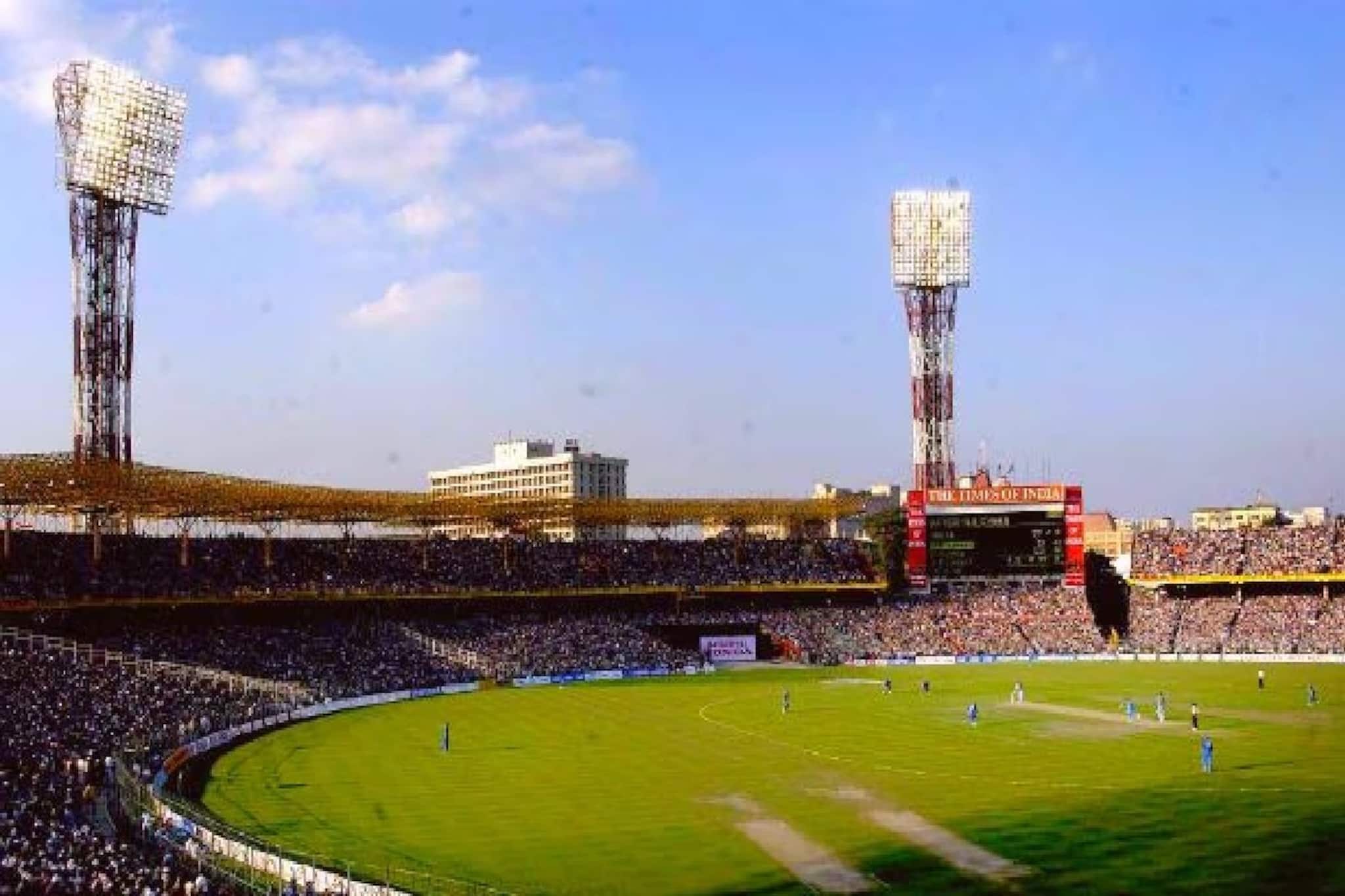 বিশ্বকাপের ম্যাচ দেখতে গিয়ে বিপত্তি! ইডেনে বল লেগে আহত বেহালার মহিলা