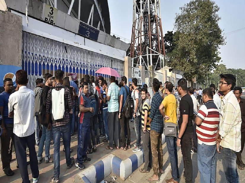 Ind vs SA প্রথম টেস্ট ম্যাচের টিকিট ঘিরে তোলপাড়৷ দ্রুত বিক্রি হয়ে যাচ্ছে ম্যাচের টিকিট৷ প্রথম তিন দিন ইতিমধ্যেই কার্যত হাউসফুল৷ ইডেনের বাইরে তাই বিশাল ভিড় টিকিট যোগাড়ের জন্য৷ ১৪ নভেম্বর শুরু হবে ম্যাচ তার আগে স্টেডিয়ামের বাইরে প্রচুর মানুষের ভিড়৷