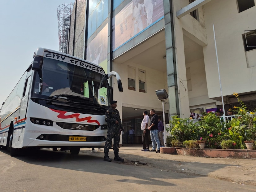 ভারত এবং দক্ষিণ আফ্রিকা দুটি দল ঘিরে কলকাতায় কড়া নিরাপত্তার ব্যবস্থা। দুটি দলে টিম বাসের ৫০ মিটারের মধ্যে কাউকে আসতে দেওয়া হচ্ছে না। গতকাল অনেকেই ভারতীয় দলের টিম বাসের কাছাকাছি চলে এসেছিলেন। তবে আজ গার্ড্রেল করে দর্শকদের 50 মিটার দূরে দাঁড় করানো হয়েছে।