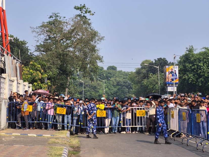 টিম বাস ঘিরে রয়েছে কমান্ডো এবং র&#x200d;্যাফ। ইডেনে ড্রেসিংরুমের থেকে বাসে ওঠার পর্যন্ত যে জায়গা সেখানেও কাউকেই দাঁড়াতে দেওয়া হচ্ছে না। ‌ গতকাল পুলিশ কমিশনারের ইডেন ভিজিট এবং বৈঠকের পর নিরাপত্তা আরো টাইট করা হয়েছে।