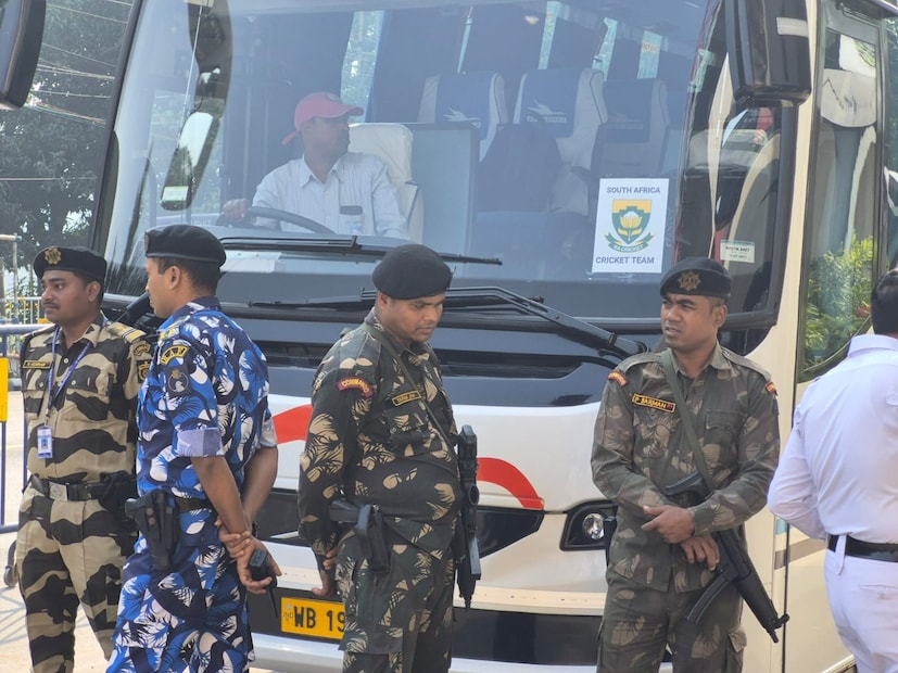 সূত্রের খবর, সিএবির তরফ থেকে বাড়তি নিরাপত্তার আর্জি জানানোর পাশাপাশি পুলিশকে সবরকম সহযোগিতার আশ্বাস দেওয়া হয়েছে। ইডেনের গ্যালারি থেকে ফেন্সিং টপকে দর্শকের মাঠে ঢুকে পড়ার অতীত নজির রয়েছে। বর্তমান পরিস্থিতিতে এরকম অপ্রীতিকর ঘটনা এড়াতে গ্যালারির নির্দিষ্ট কিছু এলাকায় কিছু রদবদল ঘটাচ্ছে সিএবি। 