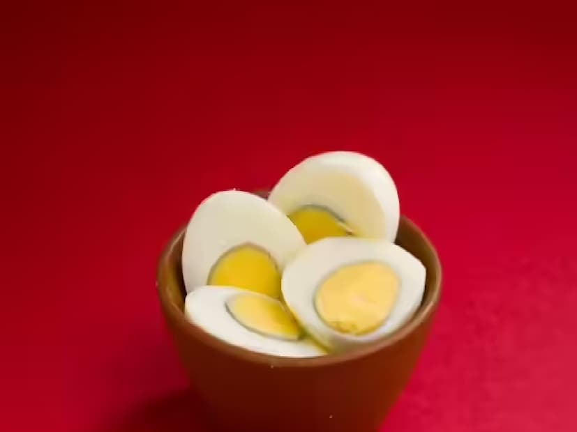 ডিমে ক্যালোরি কম থাকলেও তা অত্যন্ত পুষ্টিকর, যা ওজন নিয়ন্ত্রণের জন্য আদর্শ। পরিমিত পরিমাণে খাওয়া হলে ডিম হৃদরোগীর স্বাস্থ্যকেও ভাল রাখে, কারণ এর স্বাস্থ্যকর চর্বি। ডিমের কোলিন স্মৃতিশক্তি, মনোযোগ এবং স্নায়ুর কার্যকারিতায় গুরুত্বপূর্ণ ভূমিকা পালন করে। ওমেগা-৩ সহ ডিমের কুসুমে থাকা স্বাস্থ্যকর চর্বি হৃদপিণ্ডের স্বাস্থ্য ভাল এবং প্রদাহ কমায়।