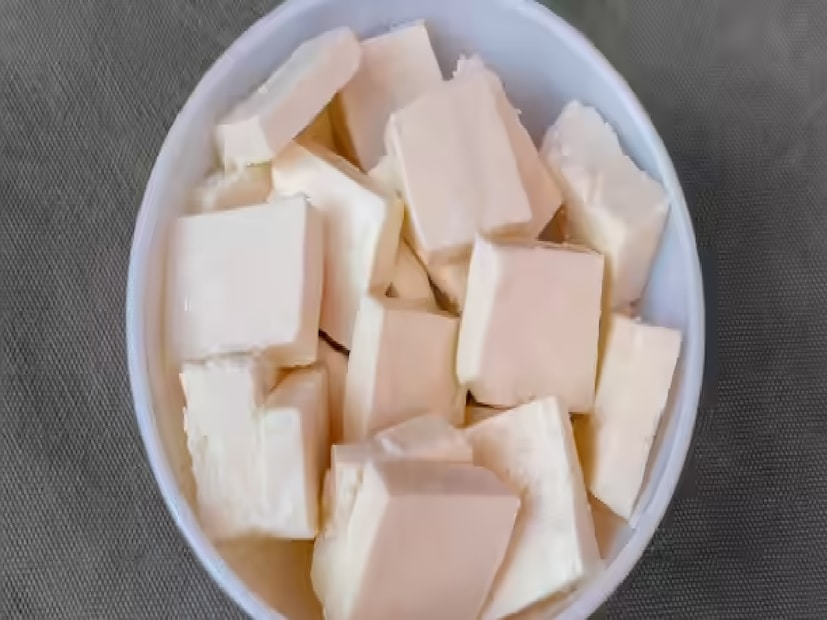 উচ্চমানের প্রোটিনে ভরপুর, যা পেশির বৃদ্ধি এবং সারাদিন ধরে শক্তির জন্য অপরিহার্য। পনির ধীরে ধীরে হজম হয়, ফলে দীর্ঘ সময় ধরে পেট ভরা রাখে, ক্ষুধা কমায় এবং ওজন কমাতে এবং নিয়ন্ত্রণে সহায়তা করে। এটি ক্যালসিয়াম এবং ফসফরাস সমৃদ্ধ যা হাড় ও দাঁতকে শক্তিশালী করতে সাহায্য করে। এতে স্বাস্থ্যকর চর্বিও রয়েছে যা রক্তে শর্করার মাত্রা না বাড়িয়ে স্থির শক্তি সরবরাহ করে, ফলে পনির ডায়াবেটিস রোগীদের জন্য আদর্শ। এছাড়াও, পনির হজম করা সহজ। আয়ুর্বেদে পনিরকে একটি সাত্ত্বিক খাবার হিসাবে বিবেচনা করা হয়- হালকা, পুষ্টিকর এবং মানসিক স্বচ্ছতা বৃদ্ধির সহায়ক। এটি বাতত এবং পিত্ত দোষের ভারসাম্য বজায় রাখতে সাহায্য করে, স্থির শক্তি প্রদান করে।