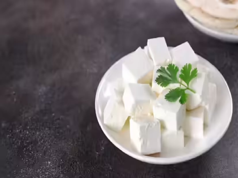 পনিরের পুষ্টিগুণ--- ৪০ গ্রাম কম চর্বিযুক্ত পনিরে ৭.৫৪ গ্রাম প্রোটিন, ৫.৮৮ গ্রাম ফ্যাট, ৪.৯৬ গ্রাম কার্বোহাইড্রেট, ৩৭.৩২ মাইক্রোগ্রাম ফোলেট, ১৯০.৪ মিলিগ্রাম ক্যালসিয়াম, ১৩২ মিলিগ্রাম ফসফরাস এবং ৫০ মিলিগ্রাম পটাসিয়াম থাকে।