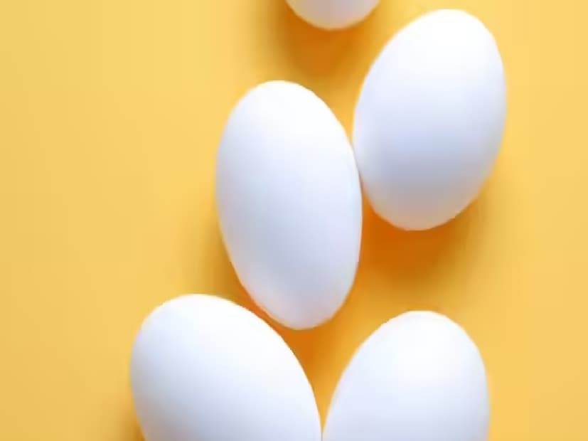 ডিমের পুষ্টিগুণ৪৪ গ্রাম ওজনের একটি সেদ্ধ বা পোচ করা ডিমে ৫.৫ গ্রাম প্রোটিন, ৪.২ গ্রাম মোট চর্বি, ২৪.৬ মিলিগ্রাম ক্যালসিয়াম, ০.৮ মিলিগ্রাম আয়রন, ৫.৩ মিলিগ্রাম ম্যাগনেসিয়াম, ৮৬.৭ মিলিগ্রাম ফসফরাস, ৬০.৩ মিলিগ্রাম পটাসিয়াম, ০.৬ মিলিগ্রাম জিঙ্ক, ১৬২ মিলিগ্রাম কোলেস্টেরল এবং ১৩.৪ মাইক্রোগ্রাম সেলেনিয়াম থাকে।