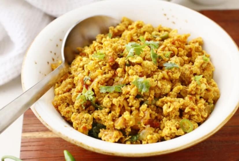 আপনি যদি দ্রুত নাস্তা চান অথবা দীর্ঘ দিনের পর উষ্ণ এবং সুস্বাদু কিছু চান, ডিম ভুরজি প্রতিটি অনুষ্ঠানের জন্য উপযুক্ত। এতে খুব বেশি সময় বা প্রচেষ্টার প্রয়োজন হয় না; কেবল কয়েকটি সহজ ধাপ অনুসরণ করুন এবং এটি কয়েক মিনিটের মধ্যেই প্রস্তুত হয়ে যাবে। তাহলে, আসুন জেনে নেওয়া যাক কিভাবে রেস্তোরাঁ-ধাঁচের ডিম ভুরজি সহজ উপায়ে তৈরি করবেন।