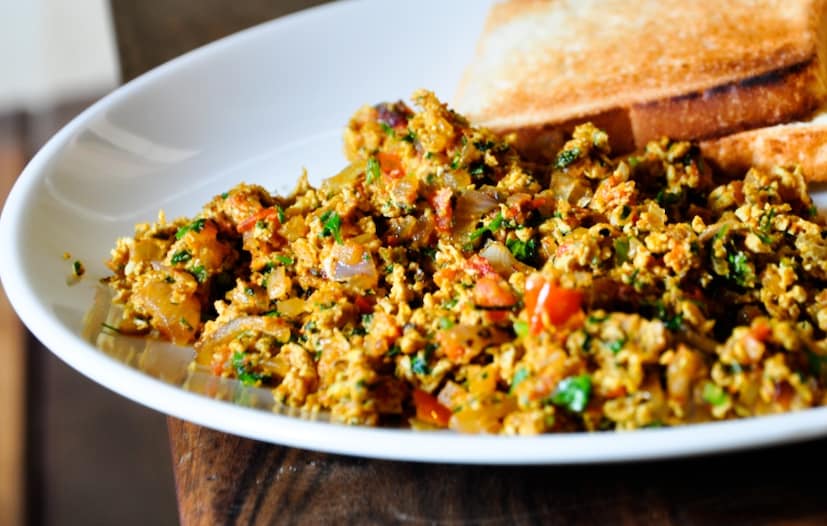 উপকরণডিম - ৩ টুকরা
পেঁয়াজ - ২টি মিহি করে কাটা
টমেটো - ২টি মিহি করে কাটা
কাঁচা মরিচ - ২-৩টি মিহি করে কাটা
আদা-রসুন বাটা - ১ চা চামচ
জিরা - ½ চা চামচ
হলুদ গুঁড়ো - ½ চা চামচ
লাল মরিচ গুঁড়ো - ১/২ চা চামচ
ধনে গুঁড়ো - ১/২ চা চামচ
গরম মশলা - ১/২ চা চামচ
লবণ - স্বাদ অনুযায়ী
তেল - ৩ টেবিল চামচ
ধনে পাতা - সাজানোর জন্য
