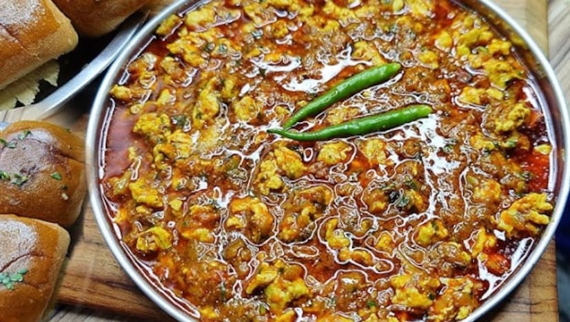 ধাপে ধাপে পদ্ধতি-প্রথমে একটি প্যানে তেল গরম করে জিরা দিয়ে ভাজুন।এবার পেঁয়াজ এবং কাঁচা মরিচ যোগ করুন এবং হালকা সোনালি না হওয়া পর্যন্ত ভাজুন।
পেঁয়াজ ভাজা হয়ে গেলে, আদা-রসুন বাটা দিয়ে ভালো করে মিশিয়ে নিন।
এরপর টমেটো যোগ করুন এবং নরম না হওয়া পর্যন্ত রান্না করুন।