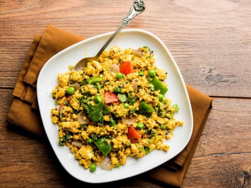 যদি আপনি মশলা বেশি ঝাল পছন্দ করেন তাহলে কমবেশি কাঁচা লঙ্কা যোগ করতে পারেন। এটিকে স্বাস্থ্যকর করতে, কম তেল ব্যবহার করুন।এটি যে কোনও সময় খাওয়া যেতে পারে যেমন সকালের নাস্তা, দুপুরের খাবার বা হালকা রাতের খাবার।