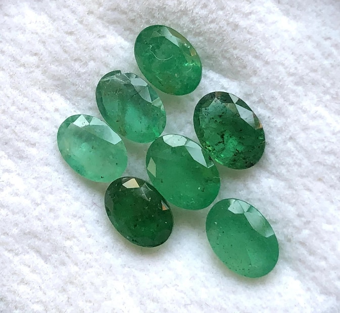 কন্যা (Virgo): বুধ দ্বারা নিয়ন্ত্রিত রাশির অন্যতম হল কন্যা রাশি। কন্যা রাশির জাতক-জাতিকারা খুবই সাহায্যকারী প্রকৃতির মানুষ হন, এছাড়াও তাঁরা চমৎকার ভাবে কোনও কাজের পরিকল্পনা করতেও সক্ষম হন। এঁরা যে কোনও কাজে মানসিক শক্তি ব্যবহার করে সফলতা আনতে সক্ষম। পান্না ধারণ করলে জাতক-জাতিকারা আরও বাস্তববাদী এবং বিশ্লেষণাত্মক হয়ে উঠবেন। এছাড়াও অনুপ্রেরণা এবং ধৈর্যের শক্তি যোগাতেও পান্না দারুন উপকারী। যে কোনও কাজে উৎসাহিত করতে পান্না এঁদের সহায়ক।