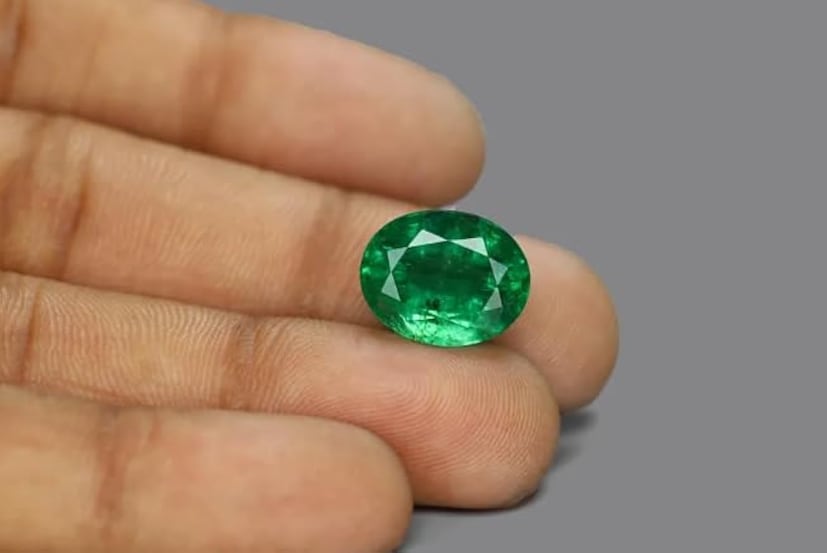 এটি পরার আগে এক রাতের জন্য গঙ্গাজল, মধু, মিষ্টি এবং দুধের মিশ্রণে ডুবিয়ে রাখতে হবে। এই রত্নটি হাতে সবচেয়ে ছোট আঙ্গুল অর্থাৎ কনিষ্ঠা আঙুলে ধারণ করতে হবে।