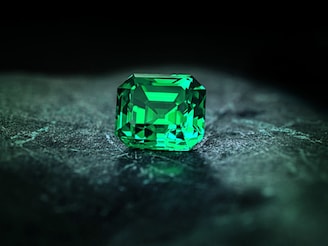 সবুজ এই জিনিসটি হাসি ফোটাবে ৬ রাশির মুখে! কেন কীভাবে পরবেন শুধু জানুন