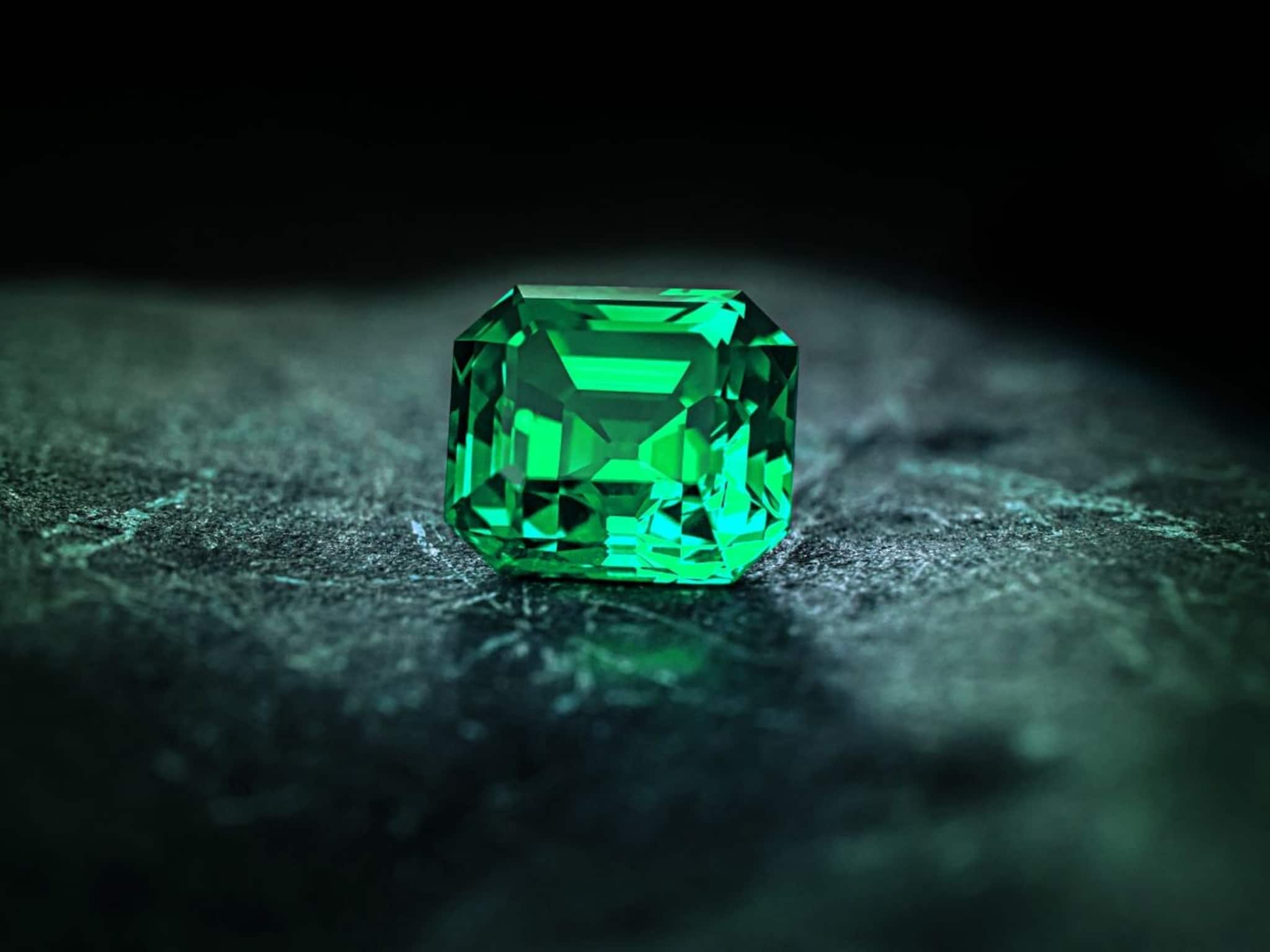 Emerald Gemstone: পান্না ধারণে ভাগ্য খোলে! সবুজ এই জিনিসটি হাসি ফোটাবে ৬ রাশির মুখে! কেন কীভাবে পরবেন শুধু জানুন