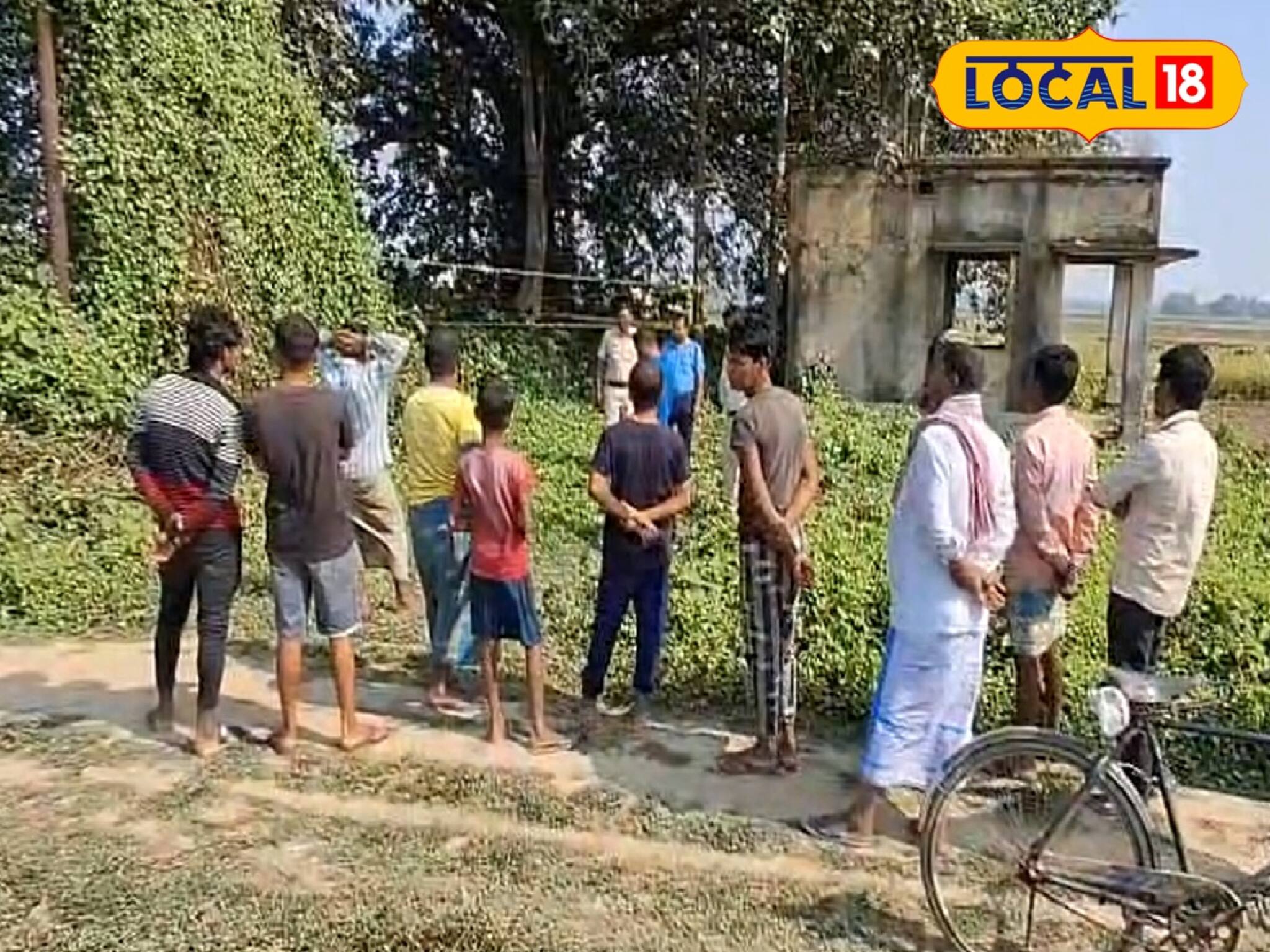 মুর্শিদাবাদে চাষের মাঠ থেকে তাজা বোমা উদ্ধার, এলাকা ঘিরে ফেলল পুলিশ