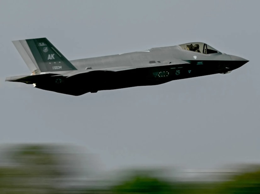 সৌদি আরবের এ পরিকল্পনা অবশ্য নতুন নয়। দীর্ঘদিন ধরে দেশটি আমেরিকার কাছ থেকে এফ–৩৫ যুদ্ধবিমান কিনতে চাইছে। কিন্তু ওয়াশিংটনের আগের প্রশাসনগুলো এই বিষয়ে খুব একটা সায় দেয়নি। বিশ্লেষকদের অনেকের মতে, এর বড় কারণ ইজরায়েলের ঘোরতর আপত্তি।