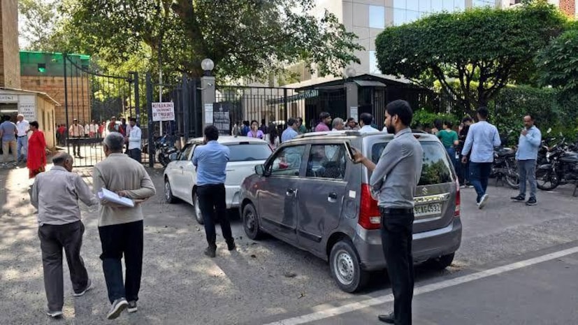 কলকাতার সল্টলেকের অফিসপাড়া চত্বর, অন্যান্য আবাসিক কমপ্লেক্সে কাজের দিনে আচমকা ভূমিকম্বে সাময়িক চাঞ্চল্যের সৃষ্টি হয়। শুধু কলকাতা নয়, জেলাতেও বিশেষ করে উত্তরের জেলাগুলিতে ভাল রকম অনুভূত হয় কম্পন। উত্তরবঙ্গের কোচবিহার, মালদহ এবং দুই দিনাজপুরেও সকালের এই কম্পন অনুভূত হয়েছে বলে স্থানীয় সূত্রে জানা গিয়েছে।