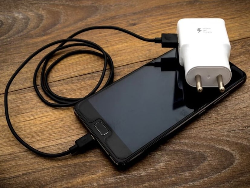 অতিরিক্ত গরমের ফলে আগুন লাগা বা শর্ট সার্কিট হতে পারে ফোনের ব্যাটারির স্থায়ী ক্ষতি হতে পারে ধীর গতিতে চার্জিং হতে পারে বৈদ্যুতিক শকেরও ঝুঁকি থাকে 