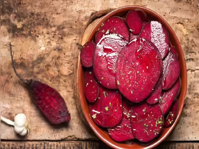 গবেষণা কী বলছে?একটি স্টাডি (“Ginger supplementation for NAFLD”) জানায়— প্রতিদিন ১৫০০ mg আদার গুঁড়ো ১২ সপ্তাহ খেলে LDL কমে মোট কোলেস্টেরল কমে প্রদাহের মার্কার কমে ফ্যাটি লিভারের উন্নতি হয় ২. বিটরুট-শসা ডিটক্স স্যালাড উপকরণ: কোরানো বিটরুট ১ কাপ শসা ১ কাপ ডালিম দানা ১ কাপ পার্সলে ½ কাপ পুদিনা পাতা ১ চা চামচ কুমড়োর বীজ ১ টেবিলচামচ আদার রস ১ টেবিলচামচ লেবুর রস ১ টেবিলচামচ প্রণালী: সব উপকরণ একটি বাটিতে নিন। ভালভাবে মিশিয়ে পরিবেশন করুন। কীভাবে কাজ করে? বিটরুট–এ থাকা বিটেইন যকৃতের ক্ষতির ঝুঁকি কমায় এবং গ্লুটাথায়ন উৎপাদন বাড়িয়ে টক্সিন বের করতে সাহায্য করে। শসা শরীর ঠান্ডা রাখে ও যকৃতকে ডিটক্সে সাহায্য করে। ডালিম প্রাকৃতিক ডিউরেটিক—যকৃত ও কিডনি পরিষ্কার রাখে। পুদিনা–পার্সলে পিত্ত নিঃসরণ বাড়িয়ে হজম ও লিভারের কাজকে সহজ করে। কুমড়োর বীজ স্যালাডে পুষ্টিগুণ বাড়ায়। এটি প্রতিদিন বা এক দিন অন্তর ১৫ দিন খেতে পারেন—কোনও পার্শ্বপ্রতিক্রিয়া নেই।