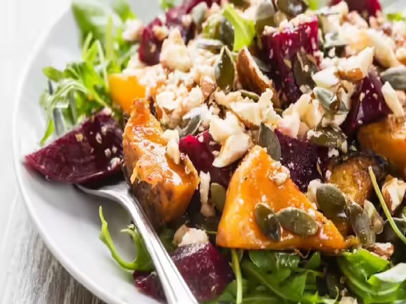 লাইফস্টাইলের ক্ষেত্রেও সতর্ক থাকা দরকার — ধূমপান, অ্যালকোহল এবং রাত জাগা সরাসরি যকৃতকে দুর্বল করে দেয়। নিয়মিত রাত ১০টার মধ্যে ঘুমোতে গেলে শরীর স্বাভাবিক ডিটক্স প্রক্রিয়া সম্পন্ন করতে পারে এবং যকৃত সুস্থ থাকে।